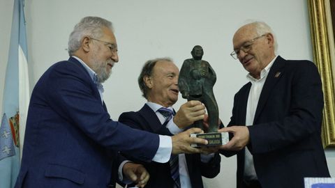 «O Ramonciño». O presidente de Galaxia, Antón Vidal Andión (á dereita), recolle a estatuíña -coñecida como «o Ramonciño»- do premio Trasalba 2025 de mans de Miguel Ángel Santalices, presidente do Parlamento galego (esquerda), e o presidente da Fundación Otero Pedrayo, Eduardo López Pereira.