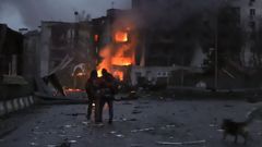 Edificios ardiendo tras un bombardeo ruso cerca de Kyiv, Ucrania