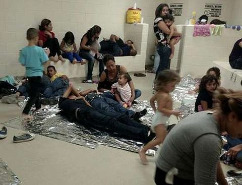 Ni�os emigrantes hacinados, muchos de ellos solos, mientras esperan la deportaci�n. 