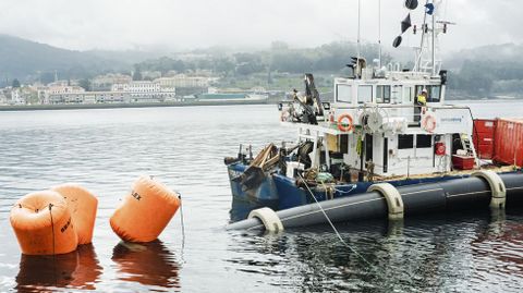 Un sistema de flotadores y un barco permite operar con el ensamblaje de las distintas secciones del emisario en la ra