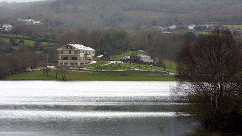 El hotel Hermida Rural est� a orillas del embalse de Vilasouto, donde se permite la navegaci�n sin motor