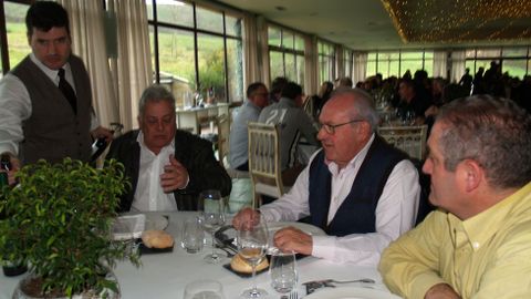 Mesa con los alcaldes de Quiroga (izquierda) y Ribas de Sil (a su lado)