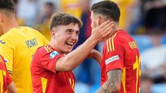 Jauregizar y Roberto celebrando uno de los goles de la remontada de la seleccin espaola sub-21 ante Rumana