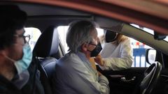 Un hombre se vacuna en el Autovac del HUCA