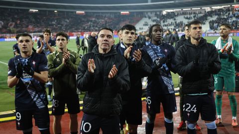 La plantilla del Celta salud� a su afici�n a la conclusi�n del partido de Belgrado