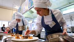 En plena acci�n, en el concurso de cocina y cocteler�a del CIFP Fraga do Eume