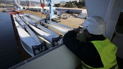 En directo: carga de palas e�licas en el Puerto de Ferrol