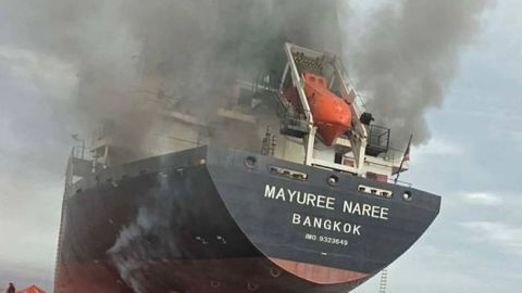 El granelero tailand�s Mayuree Naree qued� envuelto en llamas a unas once millas n�uticas al norte de Om�n tras el impacto de un proyectil iran�.