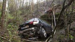 Un conductor result ileso tras un espectacular accidente en la A-6, a la altura de Guitiriz