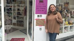 Mar�a Estrada ha colocado un cartel en la fachada de su negocio contra los excrementos de mascotas. 