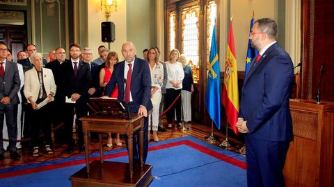 El nuevo presidente del Principado, Adrin Barbn (c), a su llegada a la fotografa de familia con los miembros de su gabinete este jueves en el Parlamento regional, tras la toma de posesin de sus integrantes y la primera reunin del equipo