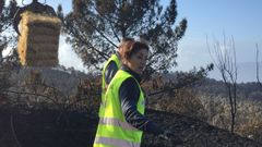 La concejala de medio ambiente de Vigo, Chus Lago, supervisa el tendido de paja en el monte Alba para frenar la erosi�n