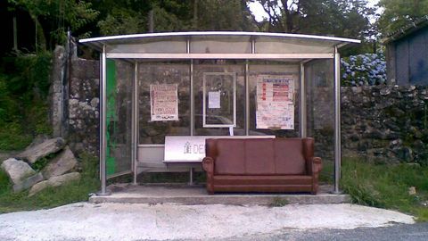 Esp�ralo sentado.En un lugar de Barbanza se localiza esta curiosa marquesina donde los pasajeros podr�n esperar al b�s sentados en un sill�n.
