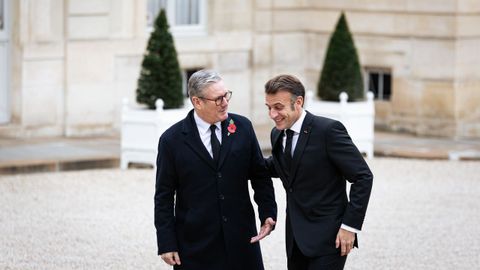 Keir Starmer (a la izquierda) fue recibido este lunes por Emmanuel Macron en el palacio del El�seo, en Par�s.