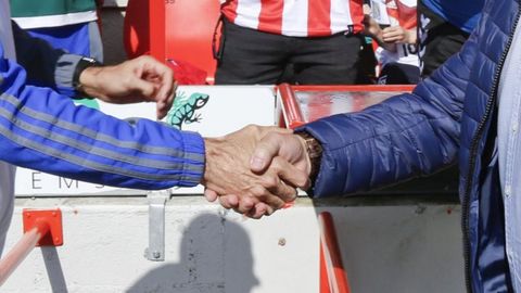 Imagen de archivo de un apretn de manos