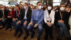 La ministra de Industria, Comercio y Turismo, Reyes Maroto; el presidente de la Generalitat valenciana y secretario general del PSV, Ximo Puig; el secretario general del PSOE y presidente del Gobierno, Pedro S�nchez, y la ministra de Ciencia e Innovaci�n, Diana Morant, este domingo, en la clausura del 14 Congreso del PSV-PSOE.