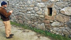 En muchas casas de la parroquia soberina de Proendos, como la de la imagen, se ven piedras labradas que proceden probablemente de un poblado que existi� en este lugar en la �poca galaicorromana y que se reutilizaron durante siglos en otras construcciones