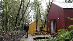 Javier �lvarez emprendi� este verano un negocio de turismo de naturaleza en pleno bosque en Touro
