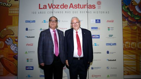 El presidente del Centro Asturiano de Oviedo, Jos Manuel Granda, junto con el vicepresidente de la entidad, Adolfo Surez