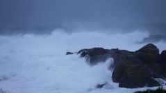 El temporal Hermann golpea las rocas de la Casa de los Peces