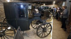 Un grupo de visitantes en las antiguas caballerizas del pazo de Tor, en una imagen de archivo