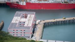El buque Bibby Stockholm, atracado en el puerto de Dorset, en la isla de Portland, al sur del Reino Unido.