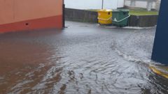 Varias calles de Ribeira se vieron anegadas por la tromba de agua