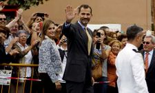 Un vecino de Boal, retirando una de las invitaciones para asistir a la comida con los reyes. 