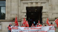 Protesta sindical frente a la sede de Correos en Ourense