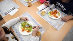 Foto de archivo de un comedor escolar. Con la normativa de la Xunta, esta imagen ser� imposible porque hay dos alumnos enfrentados a menos de 1,5 metros de distancia