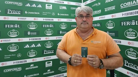 Juan Alberto, que lleva de socio 33 aos, en las oficinas de A Malata renovando su carn.