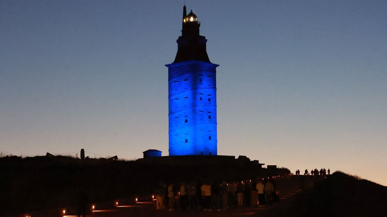La torre de Hércules estrena iluminación y sendas renovadas