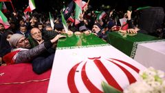 Iran�es tocan el ata�d de uno de los marinos de la fragata Iris Dena hundida por EE.UU.