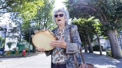 Perfecta L�pez, onte na Praza do Concello de Carballo, toca a pandeireta aos seus 87 anos.
