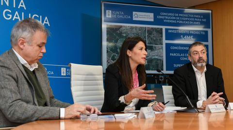 Heriberto Garc�a, secretario xeral de Vivenda; Mar�a Mart�nez Allegue, conselleira de Vivenda e Planificaci�n de Infraestruturas, y Luciano Alfaya, decano del Colexio de Arquitectos de Galicia (COAG) destacaron el valor que aportar� el concurso al proyecto de 140 viviendas de promoci�n p�blica en O Milladoiro (Ames).
