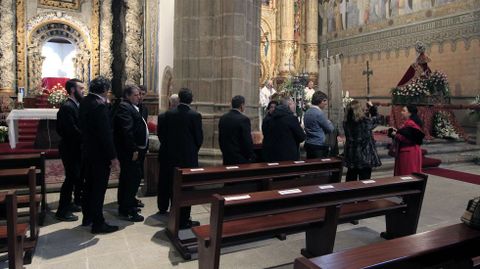 Los cofrades, preparados para cargar la imagen de la Virgen de Montserrat en los ltimos momentos de la misa del Martes de Pascua