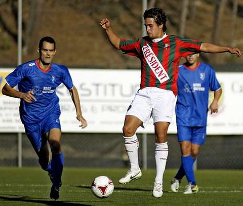 Make, que ayer fue titular en tierras ourensanas, controla un baln.