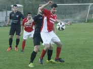 Futbolistas del Broll�n y del Chantada B en el derbi de esta campa�a en Os Medos. 