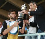 El capit�n lucense, Manu, recibi� el trofeo de manos del alcalde, Fernando Su�rez. 