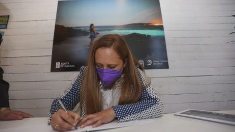 Ana Garca, firmando ejemplares de su obra 