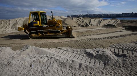 Trabajos para retirar la duna de Riazor