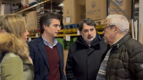 Borja Verea, en el centro de la imagen con el tambi�n concejal del PP, Jos� Antonio Constenla, visit� el Banco de Alimentos de Santiago.