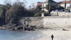 Imagen del muro y de la puerta de acceso a la playa de Con, en Moaa