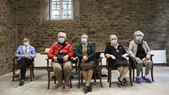 De izquierda a derecha: Perpetua, Mirta, Josefa, Mar�a y Dolores, en la residencia Porta do Cami�o