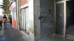 Imagen de archivo de la entrada de uno de los edificios okupados en Abesadas, en Ribeira