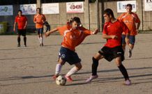 Lamp�n, del Abanqueiro, trata de superar a un rival en A Charca