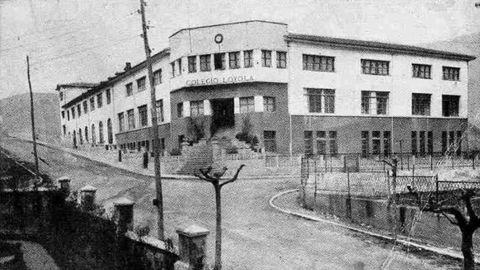 Fachada principal del colegio Loyola de Oviedo