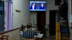 Clientes de un bar durante el debate electoral