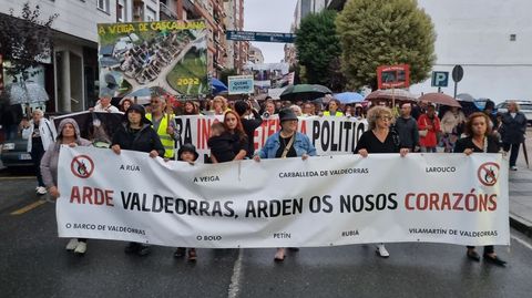La pancarta de la cabecera, con el lema Arde Valdeorras, arden os nosos corazns.