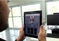 Un usuario utiliza la aplicaci�n �MobbID� en una tableta.